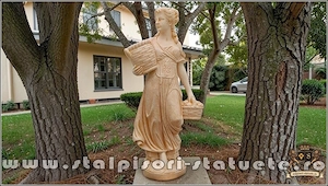 Statuetă domnița cu coșulețe, galben patinat, model S67.
