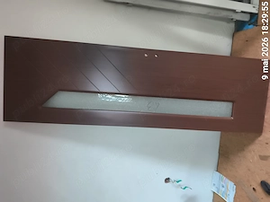 Vând. 3 uși de. lemn. masiv. cu. geam fix. pe.  margine 