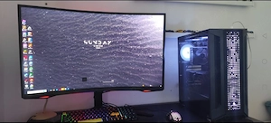 PC cu monitor curbat