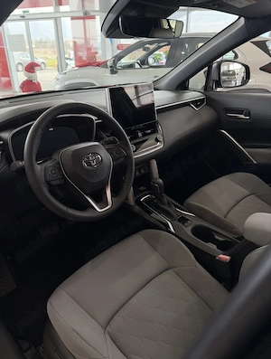 Toyota Corolla Cross Hybrid Dynamic, 2.0 Hybrid, 197 CP, fabricație 2024, prima înmatriculare martie - imagine 3
