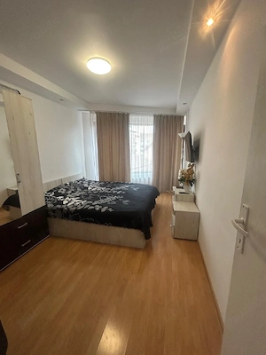 vând  apartament 3 camere ultra central - imagine 2