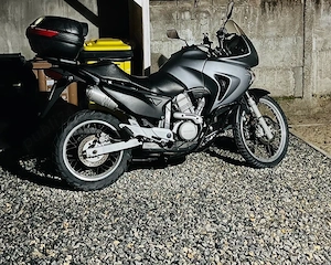 Honda Transalp 650 XLV   echipată (crashbar, topcase, cric central), fiabilă, pregătită de drum - imagine 2