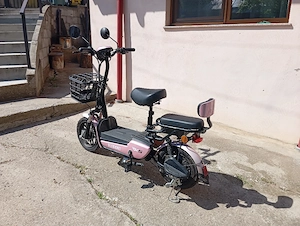 Scuter electric roz,aporoape nou - imagine 2
