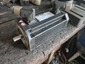 Servomotor(dinam) ..