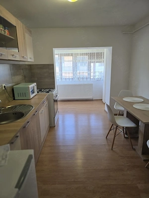 Închiriez apartament 2 camere, decomandat, zona Bazar- Orizont - imagine 3