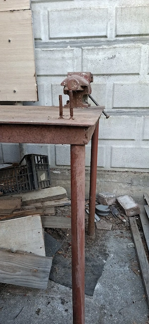 Vând banc metalic cu menghina mare fontă