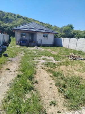 Casa parter la rosu, 355 mp teren, zona Podari