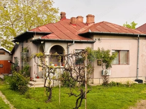 Casă spațioasă + teren 2700 mp în zona Găești  3 dormitoare, garaj + solar 
