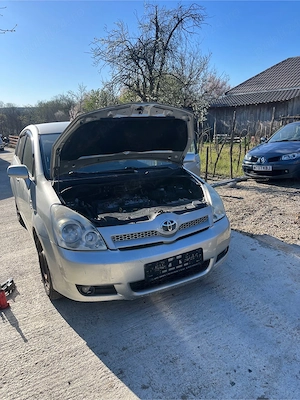Dezmembrez Toyota Corolla Verso 2.2 D-4D din 2007 volan pe stanga