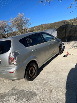 Dezmembrez Toyota Corolla Verso 2.2 D-4D din 2007 volan pe stanga - imagine 3