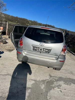 Dezmembrez Toyota Corolla Verso 2.2 D-4D din 2007 volan pe stanga - imagine 2