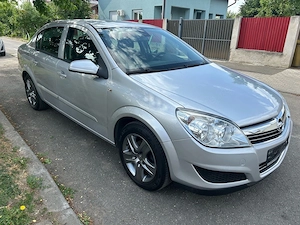 Opel Astra 1.6 Benzina 116 Cp  an 2009 - imagine 3