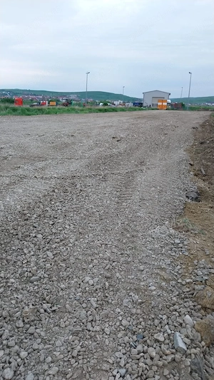 Închiriez teren