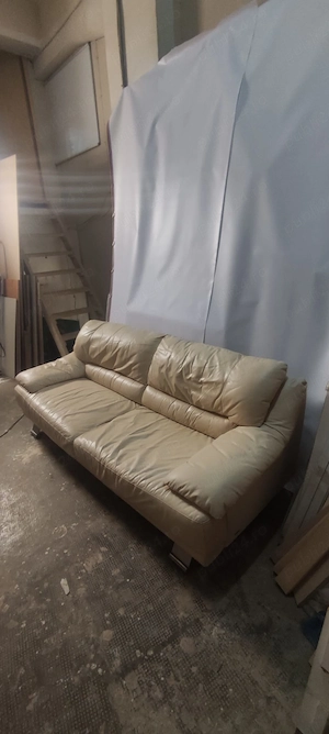 Doua canapele din piele alba 