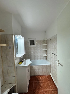 Vand apartament, zona Buzaului, et. 1, suprafață 51 mp, doua camere, decomandat,  - imagine 2