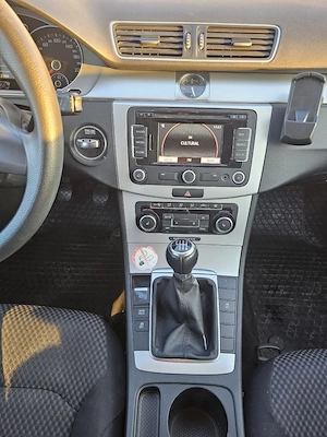 Volkswagen Passat B7 2.0 TDI 140 CP - imagine 4
