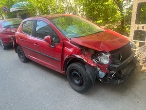 peugeot 207 an de fabricatie 2012 130 000km lovit  - imagine 2