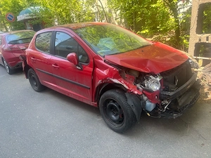 peugeot 207 an de fabricatie 2012 130 000km lovit 