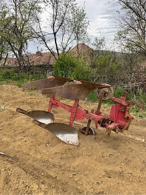 Plug agricol hidraulic reversibil cu doua trupite - stare excelenta