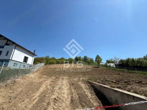 Teren  de 12 ari cu panoramă asupra orașului