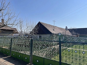 Casă cu teren generos, două construcții, utilități și strada asfaltata