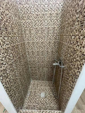 Vand apartament la casa curte comuna  - imagine 5