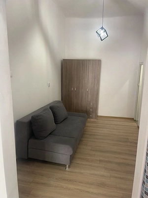 Vand apartament la casa curte comuna 
