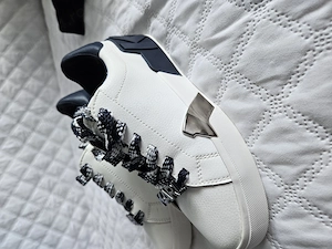 Vând  Sneakers  Karl Lagerfeld   culoare alba  marimea 37