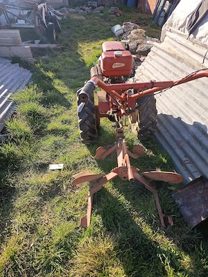 Motocultor pe benzină cu plug 