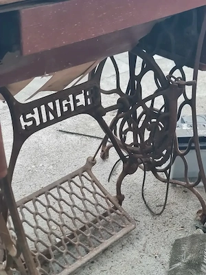 Masa pt mașina cusut singer. 