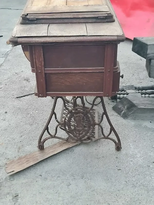 Masa pt mașina cusut singer. 