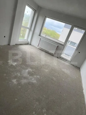 Apartament 3 camere, etaj intermediar, cu geam la baie, parcare, pe Stejarului