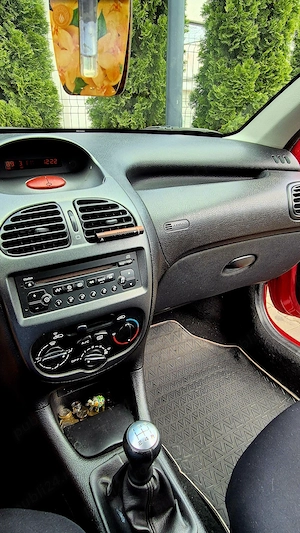 Vând Peugeot 206 Mașină cumpărată din reprezentanță România, economică, ușor de întreținut  - imagine 5