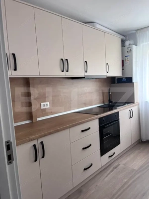 Apartament 4 camere, decomandat, etaj intermediar, zona USV