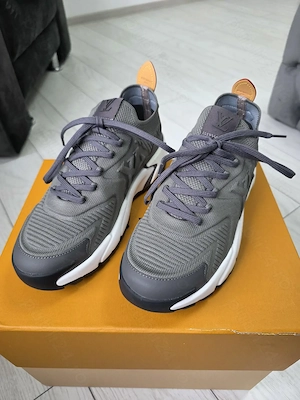 Vând Louis Vuitton Runner Tatic Grey - imagine 3