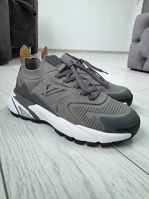 Vând Louis Vuitton Runner Tatic Grey