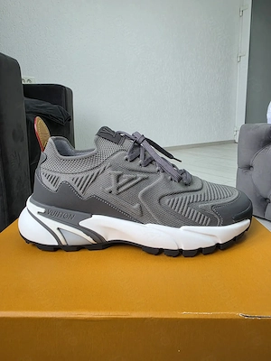 Vând Louis Vuitton Runner Tatic Grey - imagine 2