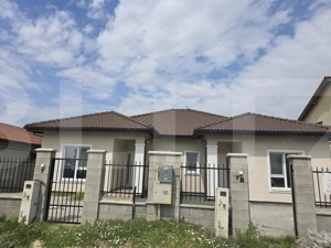 Casa tip duplex Mosnita Noua asfalt