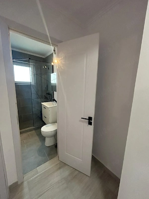 vand sau închirez apartament cu două camere 