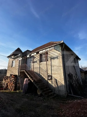 Casa cu 4 camere,baie, bucatarie,anexe.pivniță teren 2500 mp - imagine 4