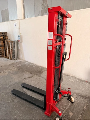 Stivuitor   Liza cu catarg, inaltime ridicare 3m, greutate maxima 1.500kg