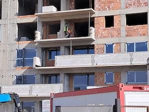 Coordonez echipa  de muncitori necalificați bricolori buni la toate grădinari ,meșteri 