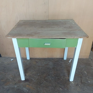 Masa Vintage din Lemn masiv; Masa veche cu sertar si blat 90x65 cm