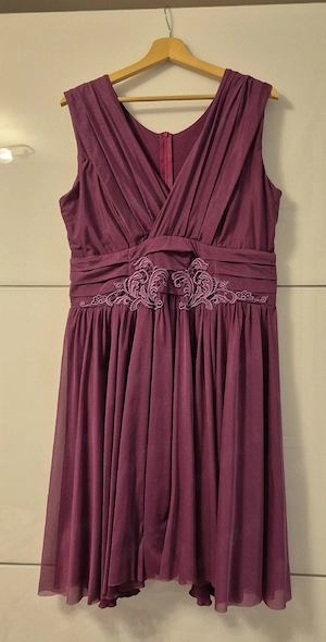 Rochie de ocazie bordo plamaniu, mărimea 44, cu dantelă în talie   Purtată o dată