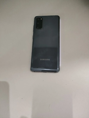 samsung s20 model cu 12 128 giga functinal estetic cum se vede in foto.
