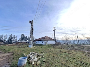 De vanzare 1 ha teren intravilan cu 2 grajduri acoperite cu tigla