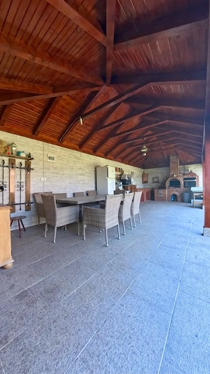 Casă de vânzare în Mănăștur, județul Arad   proprietate spațioasă cu teren generos - imagine 5