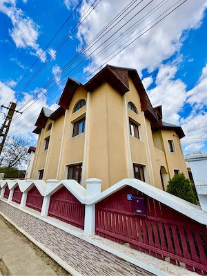 Casă de vânzare! 