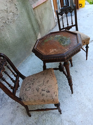 Vând set mobilier antic măsuță cafea cu doua scaune