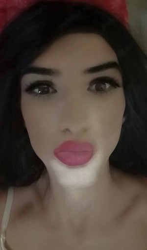 bună numele meu este Corina sunt trasexsoala sunt venită pentru câteva zile 